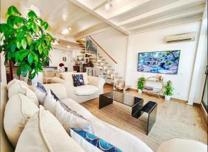 a living room with a white couch and a table at Apartamentos Vacacionales Madrid España in Madrid