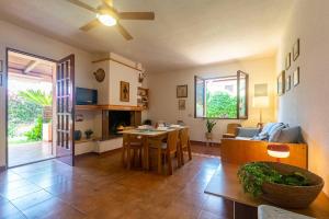 Quartu Sant'ElenaにあるCasa Pighettiのソファとテーブルのあるリビングルーム