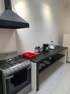 una cucina con fornelli e piano di lavoro di Atlixco Pueblo Magico ad Atlixco Altre 2 foto