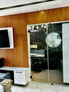 une pièce avec un bureau et une télévision dans une pièce dans l'établissement casa con piscina cerca de la playa Caleta 8 mnt de casa de campo Residencial los garcia la romana, à La Romana