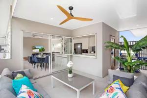 Χώρος καθιστικού στο Park Avenue Luxe Chic Townhouse Sleeps 9, Carpark