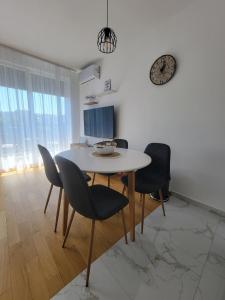 ベオグラードにあるPark residence Apartman 2, Mirijevo, Serbiaの白いテーブルと椅子のあるダイニングルーム