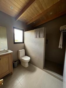 Bilik mandi di Preciosa casa nueva en Chiloé +40 gambar