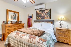 Un dormitorio con una cama y una cómoda. en Decks and Lake Access Scenic North Carolina Retreat, en Old Fort