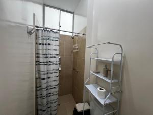 Ένα μπάνιο στο Departamento Cozy Home