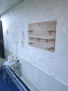 a sign on a wall in a bathroom with a table at ستوديو فرش فندقي برج تاور سي in Ajman 