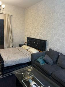 a living room with a couch and a bed at ستوديو فرش فندقي برج تاور سي in Ajman 