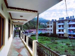 d'un balcon offrant une vue sur la ville. dans l'établissement Anand Niwas Homestay Bhowali near Nainital Kainchi Dham and Bhimtal, à Bhowāli
