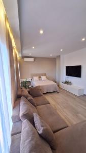 a large living room with a bed and a couch at Casa fantástica en zona tranquila Un alojamiento para todos Nuestra casa es perfecta tanto para familias y amigos que buscan descanso, como para ciclistas que desean explorar la zona Para ciclistas ofrecemos un espacio seguro para guardar bicicle in Girona +50 photos