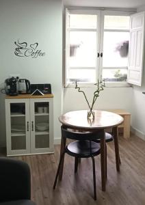 Adiva Loft في بونتيدويمي: طاولة عليها مزهرية في غرفة