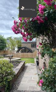 Κήπος έξω από το FLOUR MILL HOUSE at PITKERRO MILL, 4 double bedrooms, TVs, 3 en-suite, separate shower, wc, fully equipped kitchen, games room, large family lounge, private parking, WiFi, private garden and courtyard, long stay rates available through Honeycomb Hosts