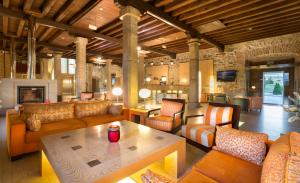 a large living room with couches and a table at Izan Puerta de Gredos in El Barco de Ávila