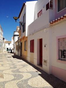 uma rua de calçada numa cidade com edifícios em Casa da Coroa em Lagos