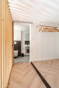 un corridoio aperto con una stanza con un bagno di L'Ermitage a Rambouillet
