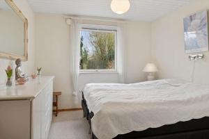 Un dormitorio blanco con una cama y una ventana. en K20089-Store-Fuglede-Tjornelunden-30, en Store Fuglede