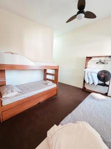 1 Schlafzimmer mit 2 Etagenbetten und einem Deckenventilator in der Unterkunft CasAMAR - casa de praia na terra das piscinas naturais - PE in São José da Coroa Grande + 37 Fotos