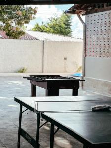 eine Tischtennisplatte auf einer Terrasse in der Unterkunft CasAMAR - casa de praia na terra das piscinas naturais - PE in São José da Coroa Grande
