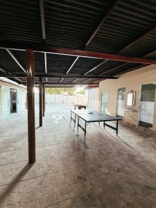 eine Tischtennisplatte in der Mitte eines Zimmers in der Unterkunft CasAMAR - casa de praia na terra das piscinas naturais - PE in São José da Coroa Grande