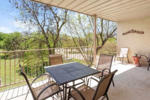 En balkon eller terrasse på Heated Pool & Hot Tub Near River & Tourist Spots