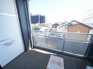 広島市にあるREVISION Ebiyama-tei - Vacation STAY 19765の市街の景色を望むバルコニー付きの客室です。