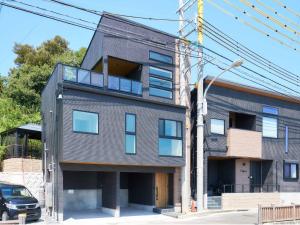 una casa con un balcón al costado en T,square - Vacation STAY 11435v, en Awaji