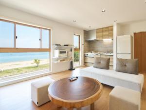 una sala de estar con un sofá y una mesa en T,square - Vacation STAY 11435v, en Awaji