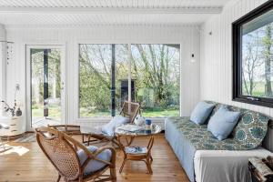 Langemark20617-Langemark-Samso-Egernvej-6的带沙发和桌子的客厅