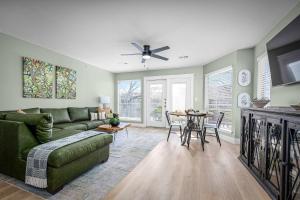 Χώρος καθιστικού στο Shared Heated Pool Balcony BBQ Near Downtown