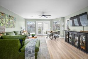 Μια τηλεόραση ή/και κέντρο ψυχαγωγίας στο Shared Heated Pool Balcony BBQ Near Downtown