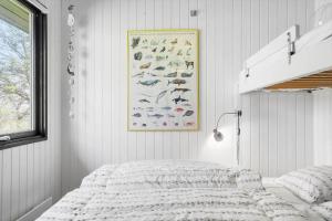 Langemark20617-Langemark-Samso-Egernvej-6的一间卧室配有一张床,鸟儿的照片