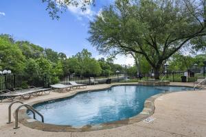 Πισίνα στο ή κοντά στο Shared Hot Tub & Pool Grill River Access