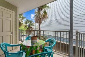 ein Tisch und Stühle auf einem Balkon mit Blick auf das Wasser in der Unterkunft Shared Hot Tub & Pool Grill River Access in New Braunfels + 19 Fotos