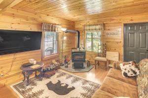 TV a/nebo společenská místnost v ubytování Horses Welcome! 5-Acre Jamestown Home with Gas Grill