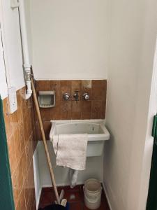 bagno con lavandino bianco e asciugamano di La Reina a Concordia Altre 21 foto