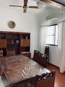 una sala da pranzo con un grande letto e sedie di La Reina a Concordia