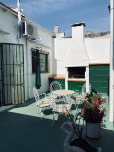 un patio con tavolo e sedie in una casa di La Reina a Concordia