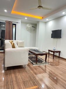 Televisyen dan/atau pusat hiburan di Luxury Apartment in Bahria Town Rawalpindi
