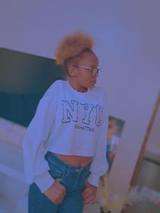 una mujer que lleva una camisa blanca y gafas en Nakuru cozy stay, en Nakuru