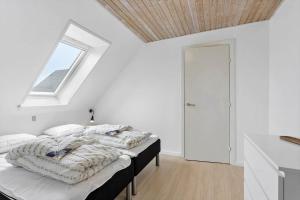 a bedroom with two beds in a room with a window at AE264-Aeroskobing-Bregninge-Mollevej-6-1 in Ærøskøbing