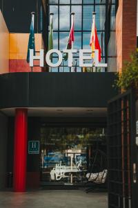 uma fachada de loja com uma placa que diz honda em Hotel Málaga Nostrum Airport em Málaga