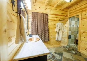 Ένα μπάνιο στο Mossy Rock Retreat - Hot Tub, Fire Pit, Near Falls +32 φωτογραφίες