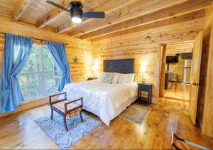 Ένα ή περισσότερα κρεβάτια σε δωμάτιο στο Mossy Rock Retreat - Hot Tub, Fire Pit, Near Falls