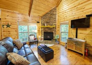 Μια τηλεόραση ή/και κέντρο ψυχαγωγίας στο Mossy Rock Retreat - Hot Tub, Fire Pit, Near Falls