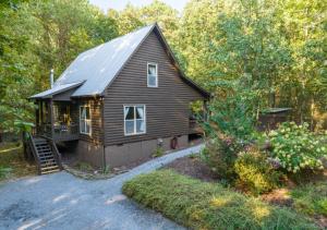 Κήπος έξω από το Mossy Rock Retreat - Hot Tub, Fire Pit, Near Falls