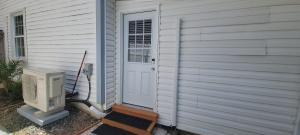 Una puerta de una casa con una computadora al lado. en Cozy Studio Walk to Shops, Quick Drive to DC, en Silver Spring