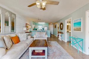 una sala de estar con un sofá y una mesa en Bayview 67, en Orange Beach