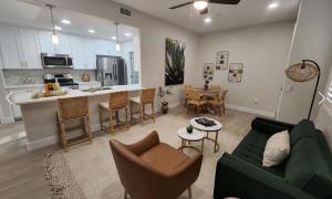 Una sala de estar con un sofá verde y una cocina. en River Trail Stays - Rivers Edge, en Tucson