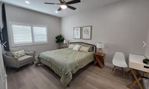 Un dormitorio con una cama y un ventilador de techo. en River Trail Stays - Rivers Edge, en Tucson