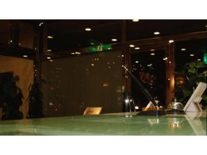 une table en verre dans une chambre avec fenêtre dans l'établissement Smile Hotel Nagoya Shinkansenguchi - Vacation STAY 05097v, à Nagoya