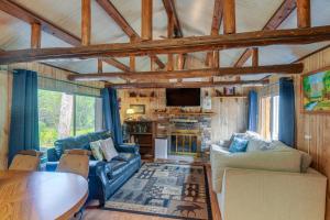 Χώρος καθιστικού στο Grandpas Cabin about 30 Miles to Yellowstone!